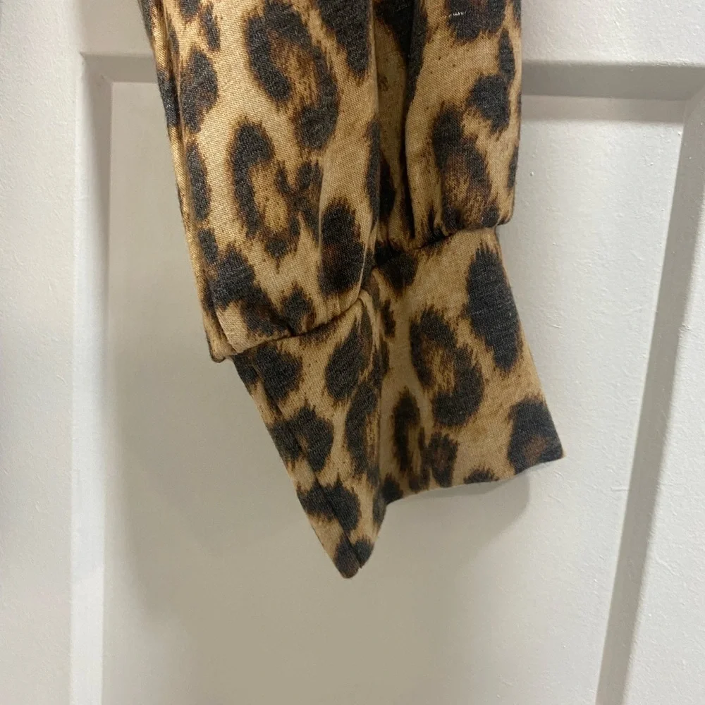 Women’s Long Sleeve Cut Out Key Hole Leopard Animal Print Sweater Large